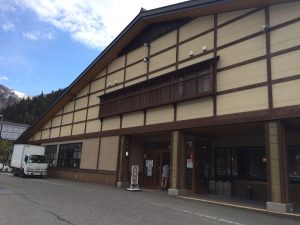 お土産店とレストランを併設する「道の駅　おたり」。