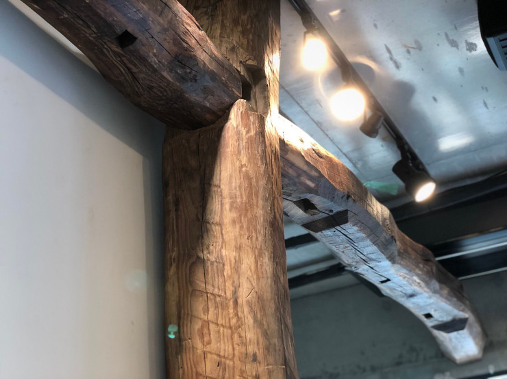 【施工現場】伝統の職人技が光る古木設置のサムネイル