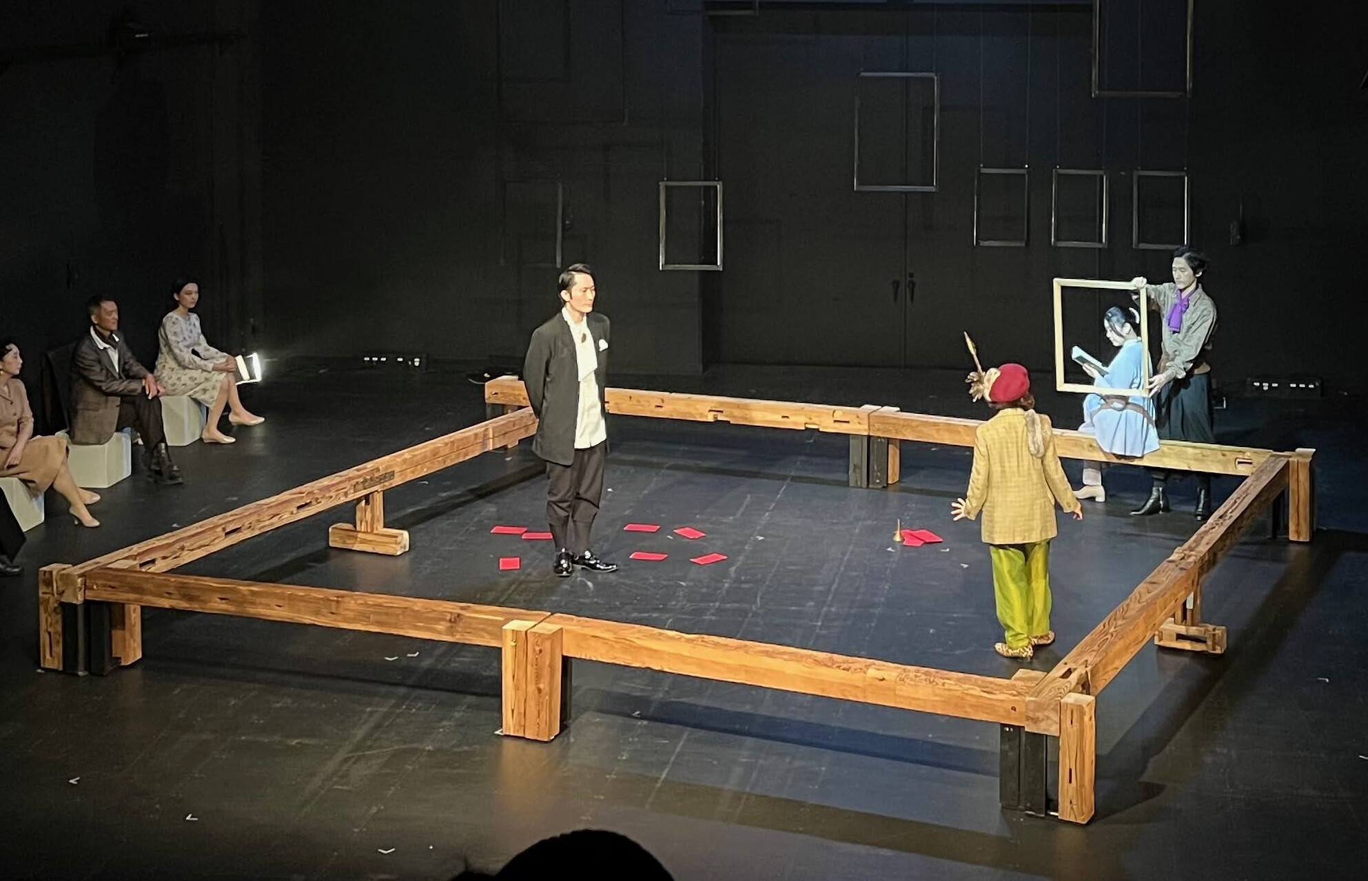 環境に配慮した廃棄ゼロ舞台：演劇『エミリア・ガロッティ／折薔薇』で古木が舞台装置として使われましたのサムネイル